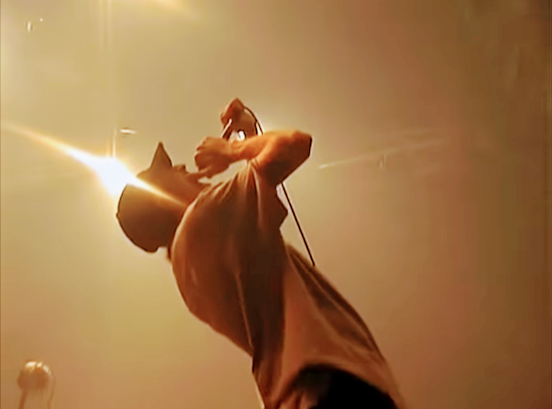 Le chanteur d'Aurore qui hurle avec amour, baigné d'un halo de lumière